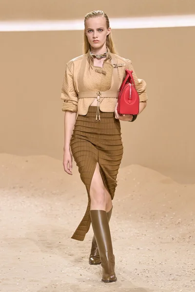 Look 10